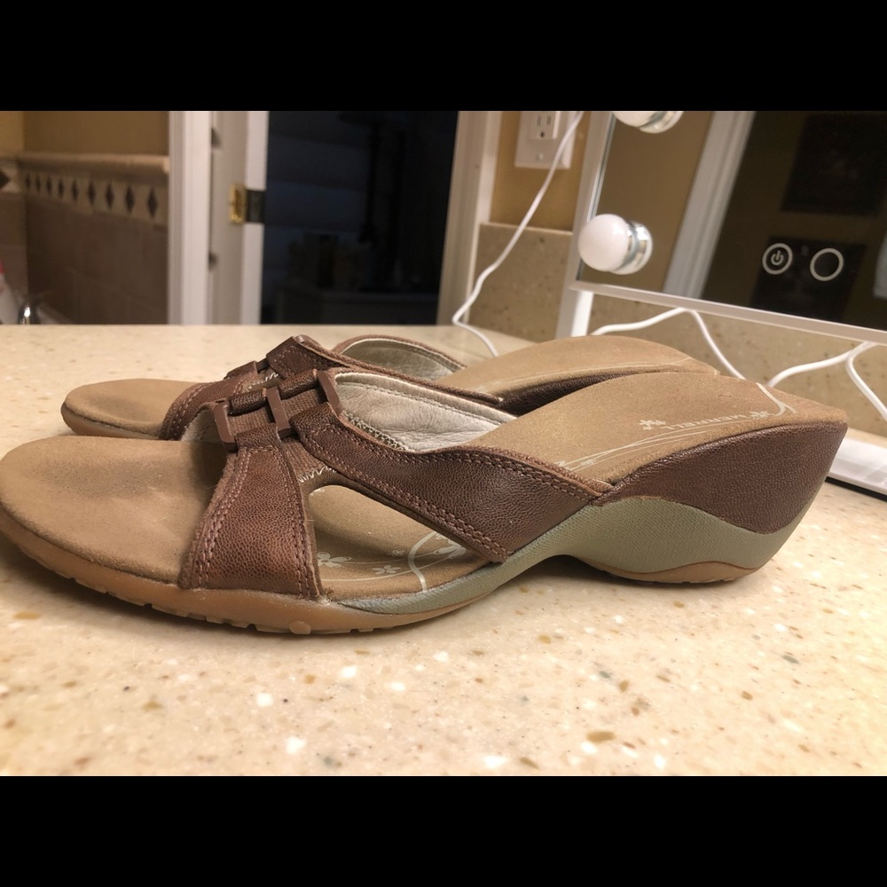 Merrell women’s Sz 9 dewberry earth sandals brown